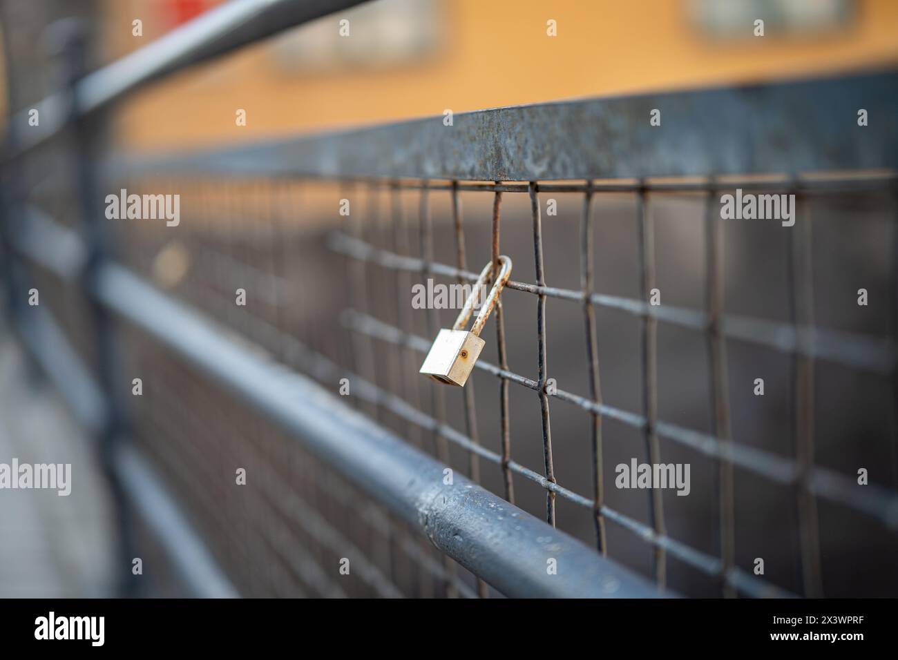 Love Lock an einer Brücke in der Industrielandschaft von Norrköping, Schweden Stockfoto