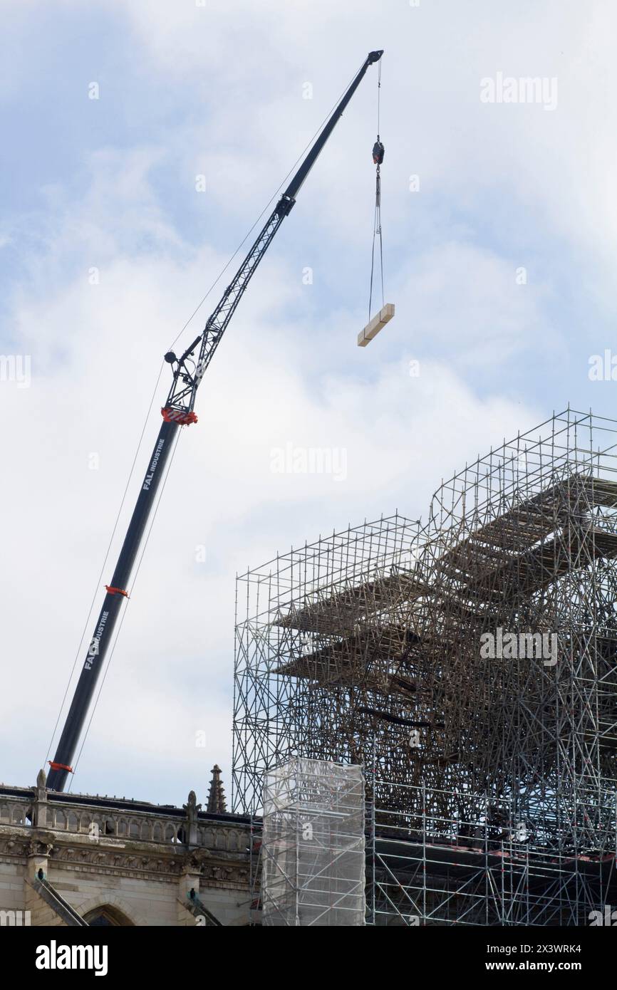 Frankreich, Paris, 75, 1. Arrondissement, Ile de la Cite, Notre-Dame von Paris nach dem Feuer, Eingreifen der Feuerwehr um die Gerüste situa Stockfoto