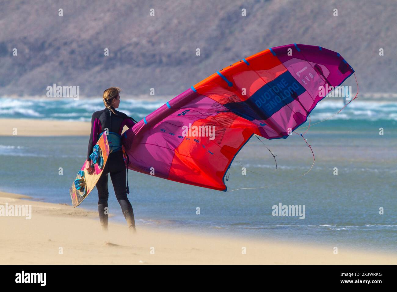 Europa, Spanien, Canaria, Fuerteventura. Strand von Sotavento. Frau Kitesurfen Stockfoto