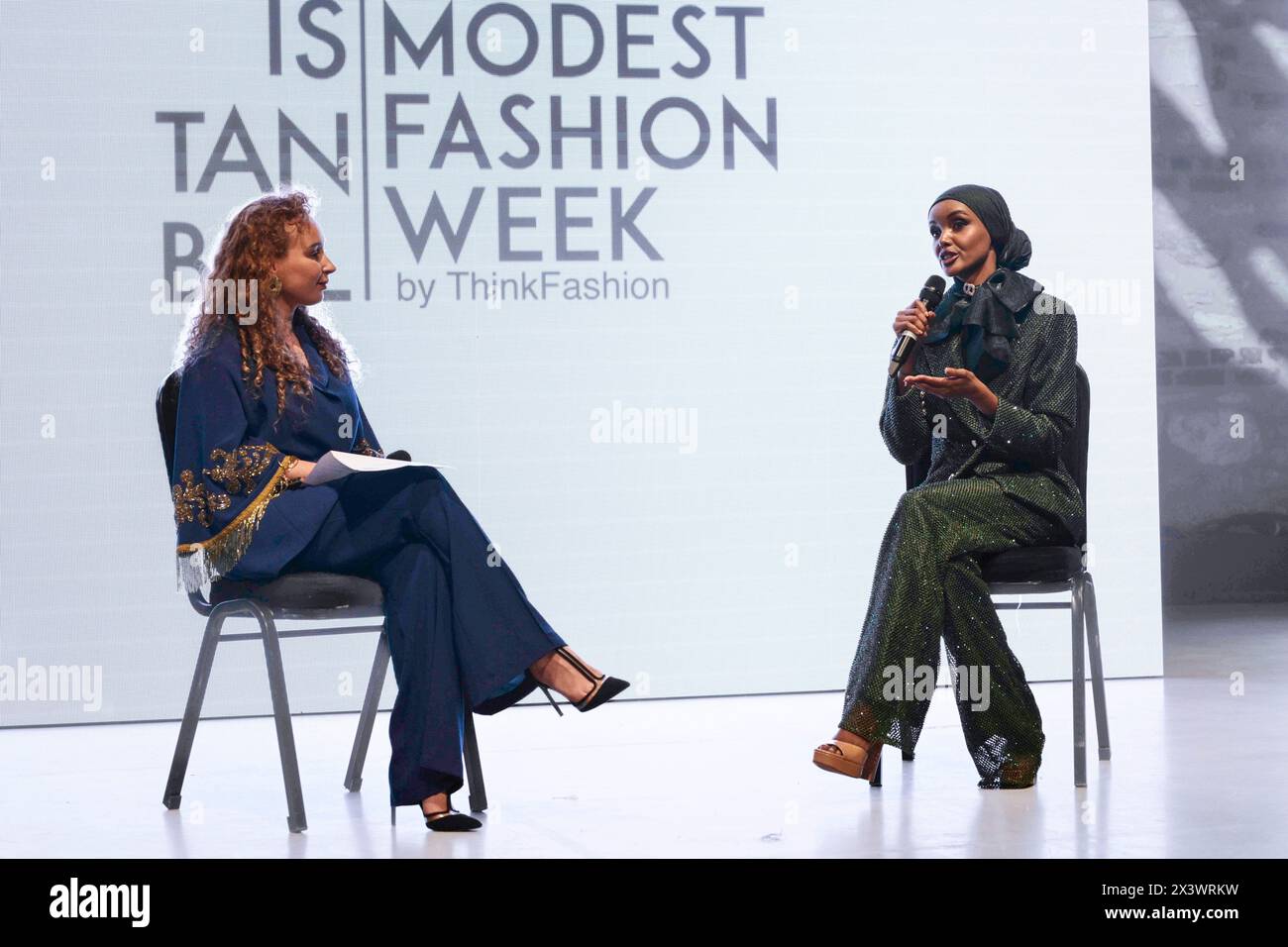 Istanbul, Türkei. April 2024. Ozlem Sahin Ertas (L), CEO von Think Fashion, spricht mit Halima Aden (R). Das somalisch-amerikanische Model Halima Aden trifft die Öffentlichkeit und Influencer während des Vortrags „eine inspirierende Geschichte: Halima Aden“ am dritten Tag der Modest Fashion Week in der Fisekhane Gallery, Istanbul. Quelle: SOPA Images Limited/Alamy Live News Stockfoto