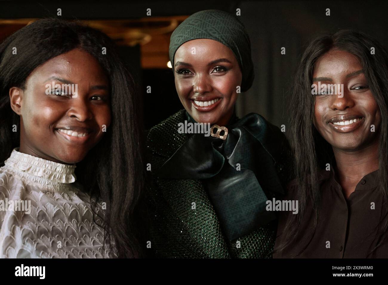 Istanbul, Türkei. April 2024. Halima Aden (C) hat Fotos mit Mädchen afrikanischer Herkunft gemacht. Das somalisch-amerikanische Model Halima Aden trifft die Öffentlichkeit und Influencer während des Vortrags „eine inspirierende Geschichte: Halima Aden“ am dritten Tag der Modest Fashion Week in der Fisekhane Gallery, Istanbul. (Foto: Valeria Ferraro/SOPA Images/SIPA USA) Credit: SIPA USA/Alamy Live News Stockfoto