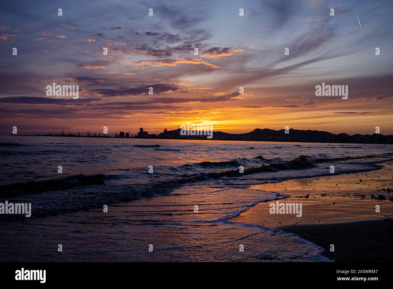 "In der ruhigen Umarmung der Dämmerung, wo die Welt im sanften Glanz des Abends gebadet wird." Stockfoto