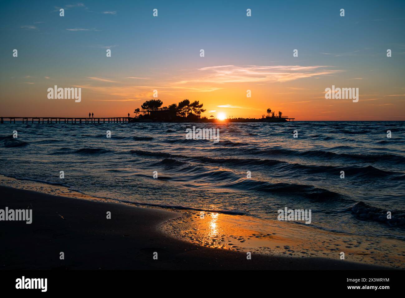 Wo der Himmel das Meer küsst, passiert Magie bei jedem Sonnenuntergang. Stockfoto