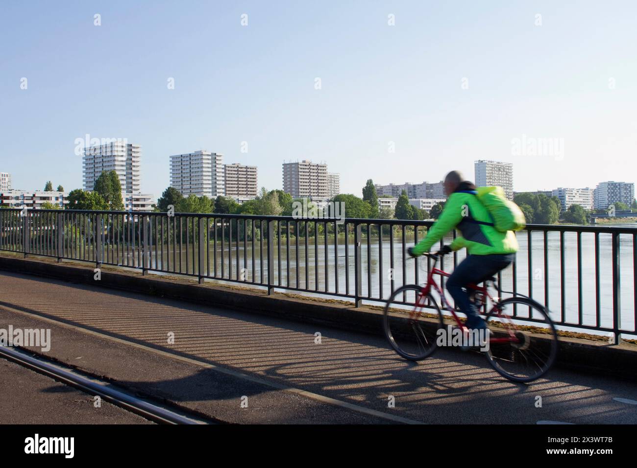 Frankreich, Nantes, 44, Pirmil-Brücke, Radfahrer geht mit dem Fahrrad zur Arbeit. Stockfoto