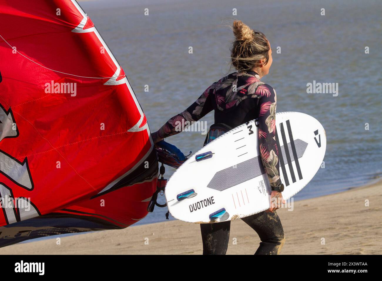 Europa, Spanien, Canaria, Fuerteventura. Strand von Sotavento. Frau Kitesurfen Stockfoto
