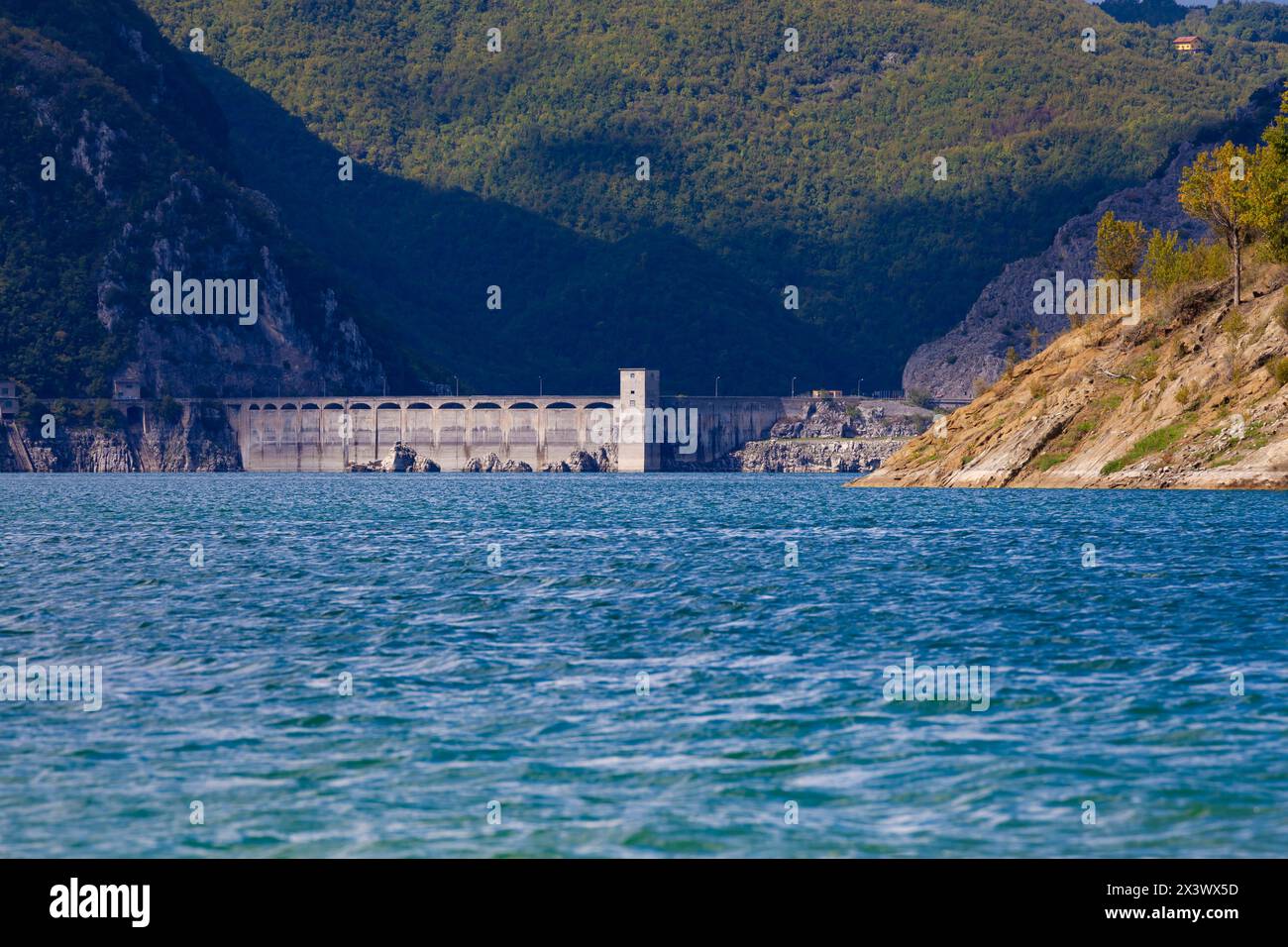 Landschaft mit monumentalem Damm, ruhigem See und grünen bewaldeten Bergen (Lago del Salto, Rieti, Italien) Stockfoto