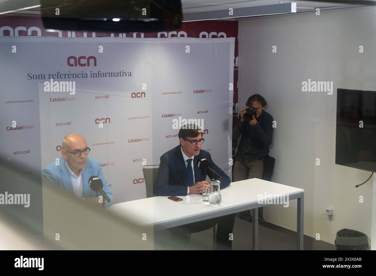 Barcelona, Spanien. April 2024. Salvador Illa hält eine Pressekonferenz im Hauptquartier der katalanischen Nachrichtenagentur ab, nachdem bekannt wurde, dass Pedro Sánchez weiterhin an der Spitze der spanischen Regierung steht. Salvador Illa ofrece una rueda de prensa en la sede de la agencia catalana de noticias después de que se conozca la noticia de que Pedro Sánchez sigue al frente del gobierno espa&#xf1;ol. Auf dem Bild: Salvador Illa News Politics -Barcelona, Spanien Montag, 29. april 2024 (Foto: Eric Renom/LaPresse) Credit: LaPresse/Alamy Live News Stockfoto