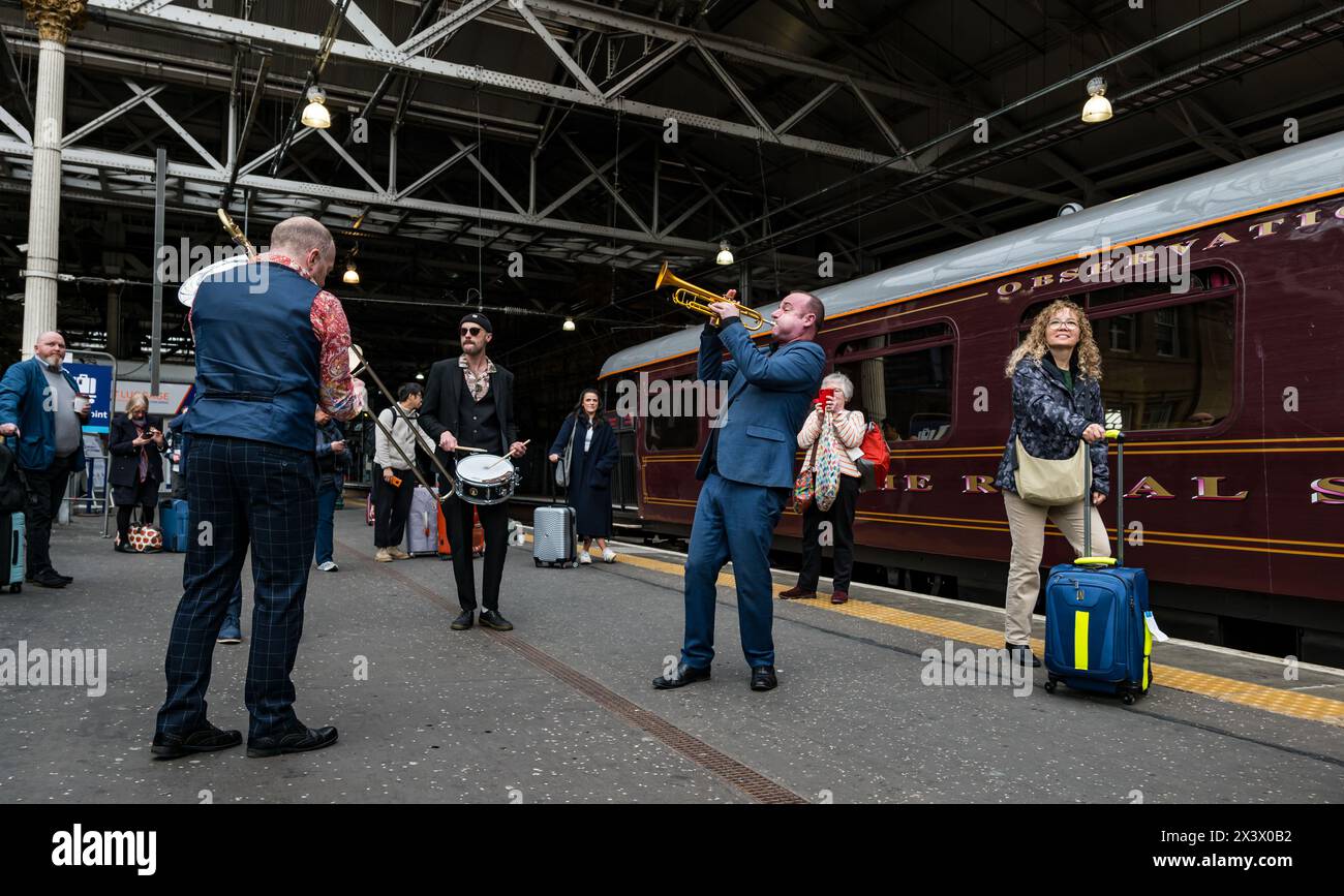 Edinburgh, Schottland, Vereinigtes Königreich, 29. April 2024. Der Royal Scotsman Luxuszug kommt von Dundee aus am Bahnhof Waverley an und wird von einer Jazzband und Mitarbeitern begrüßt, um sich von ihren Passagieren zu verabschieden. Quelle: Sally Anderson/Alamy Live News Stockfoto