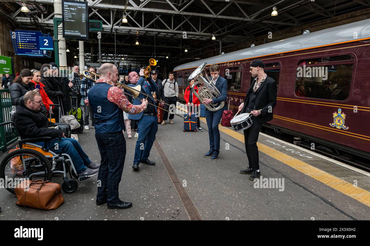 Edinburgh, Schottland, Vereinigtes Königreich, 29. April 2024. Der Royal Scotsman Luxuszug kommt von Dundee aus am Bahnhof Waverley an und wird von einer Jazzband begrüßt. Quelle: Sally Anderson/Alamy Live News Stockfoto