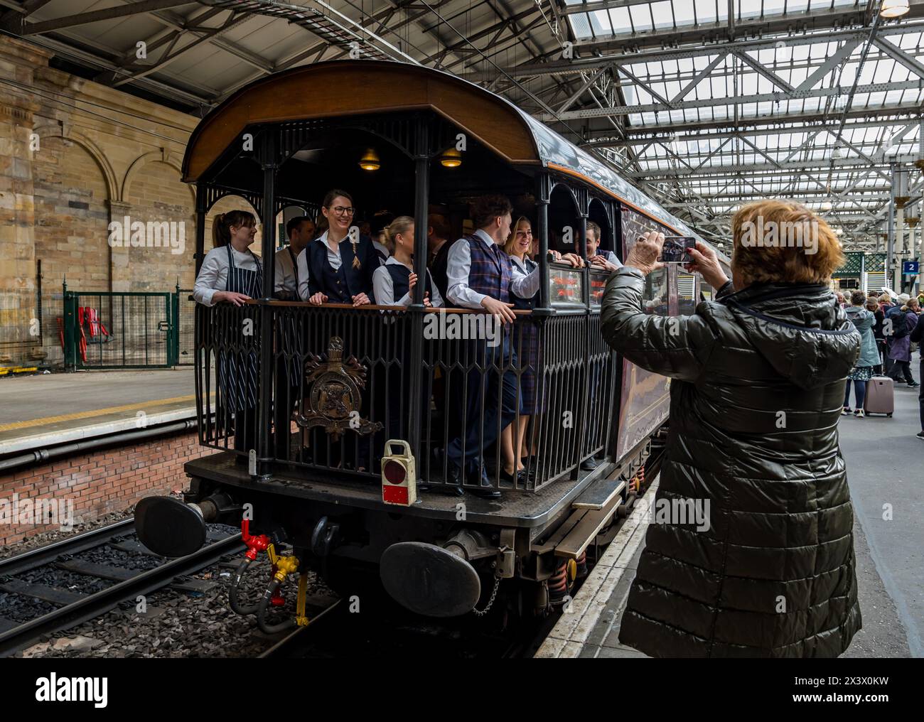 Edinburgh, Schottland, Vereinigtes Königreich, 29. April 2024. Der Royal Scotsman Luxuszug kommt am Bahnhof Waverley an, während die Mitarbeiter sich von den Passagieren aus dem Beobachtungswagen verabschieden. Quelle: Sally Anderson/Alamy Live News Stockfoto