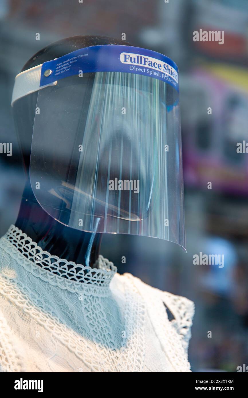 Coronavirus-Pandemie, Verkauf von Visier in einem Geschäft Stockfoto Coronavirus-Pandemie, Verkauf von Visier in einem Geschäft Stockfoto