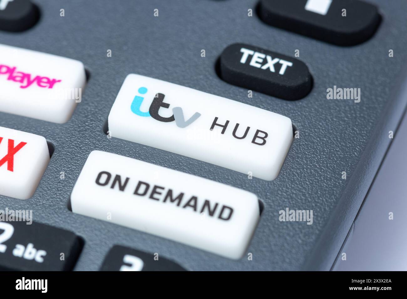 Nahaufnahme einer Freesat Fernbedienung mit Tasten für den itv Hub und auf Abruf Stockfoto