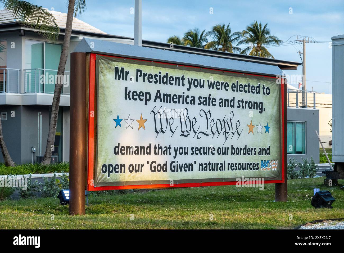 Das politische Zeichen „We the People“ fordert vom Präsidenten der Vereinigten Staaten von Amerika, Fort Lauderdale, Florida, Amerika, April 2024 Grenzsicherheit Stockfoto