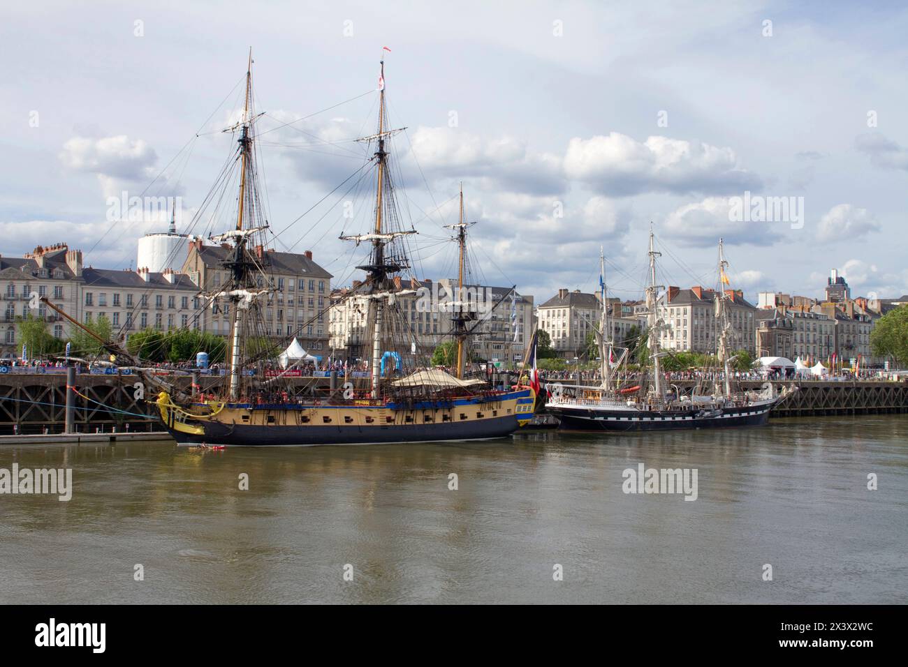 Frankreich, Nantes, 44, Nachbildung der Hermine, Fregatte von La Fayette (links) und Belem (rechts) Quai de la Fosse, während der Veranstaltung 'Debo Stockfoto
