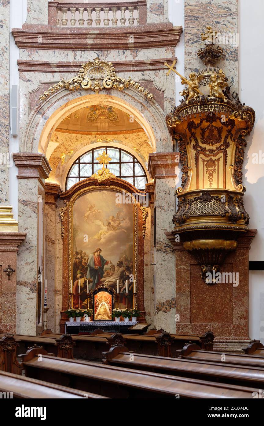 Wien, Österreich. Die Wiener Karlskirche ist eine römisch-katholische Kirche im 4. Wiener Gemeindebezirk. Altaraufsatz, Jesus heilt einen gelähmten Mann von Giovanni Antonio Pellegrini Stockfoto