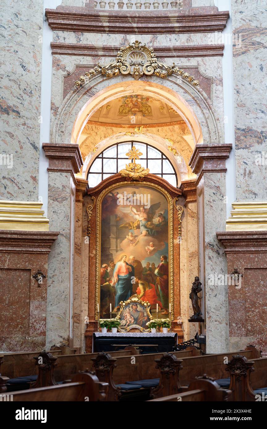 Wien, Österreich. Die Wiener Karlskirche ist eine römisch-katholische Kirche im 4. Wiener Gemeindebezirk. Altaraufsatz Jesus und der römische Hauptmann (1736) von Daniel Gran Stockfoto