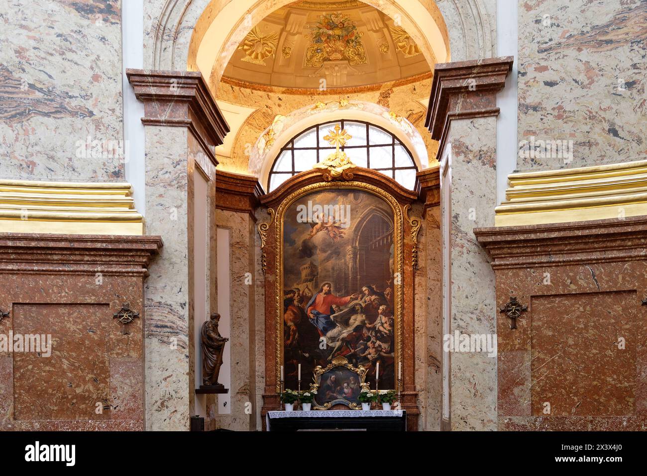 Wien, Österreich. Die Wiener Karlskirche ist eine römisch-katholische Kirche im 4. Wiener Gemeindebezirk. Altaraufsatz Jesus Raises the Young man von Naim von Martino Altomonte Stockfoto