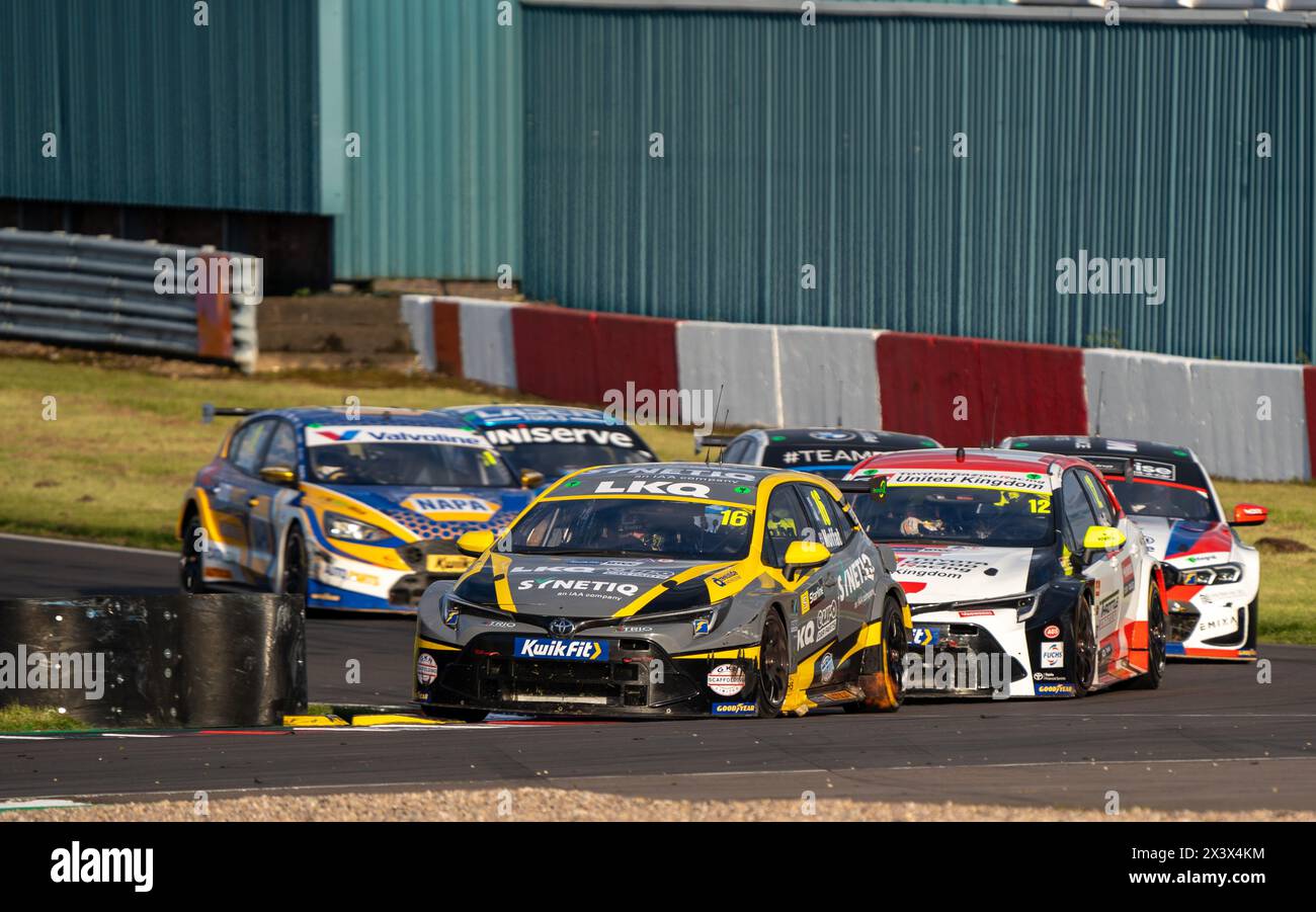 Aiden Moffat 16 LKQ Euro Car Parts mit SYNETIQ Race 3 Donington Park während der British Touring Car Championship im Donington Park, Derby, England am 28. April 2024. Foto von Chris Williams. Nur redaktionelle Verwendung, Lizenz für kommerzielle Nutzung erforderlich. Keine Verwendung bei Wetten, Spielen oder Publikationen eines einzelnen Clubs/einer Liga/eines Spielers. Quelle: UK Sports Pics Ltd/Alamy Live News Stockfoto