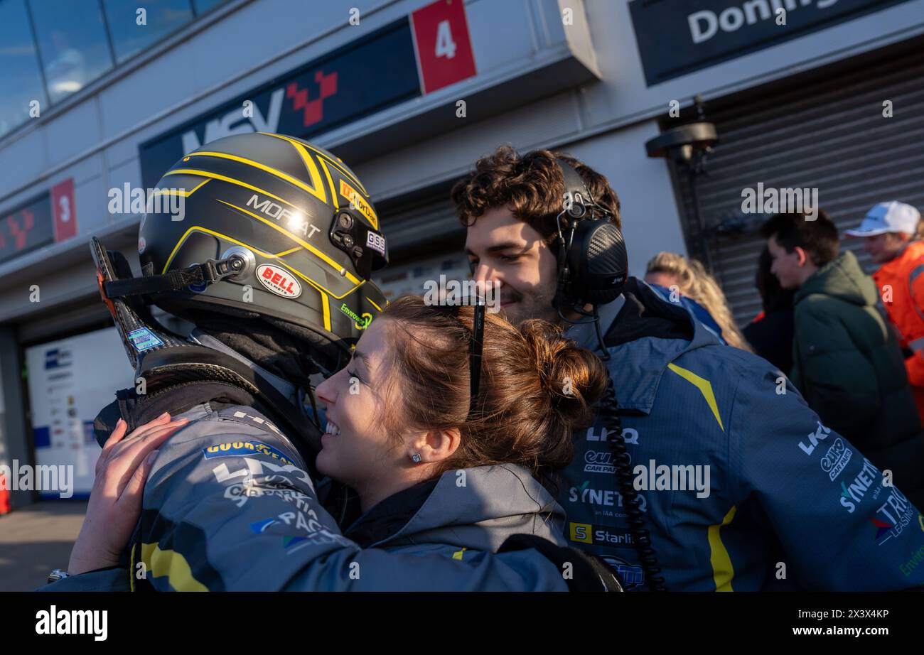 Aiden Moffat 16 LKQ Euro Car Parts mit SYNETIQ feierte am 28. April 2024 das Siegerrennen 3 Donington Park während der British Touring Car Championship im Donington Park, Derby, England. Foto von Chris Williams. Nur redaktionelle Verwendung, Lizenz für kommerzielle Nutzung erforderlich. Keine Verwendung bei Wetten, Spielen oder Publikationen eines einzelnen Clubs/einer Liga/eines Spielers. Quelle: UK Sports Pics Ltd/Alamy Live News Stockfoto