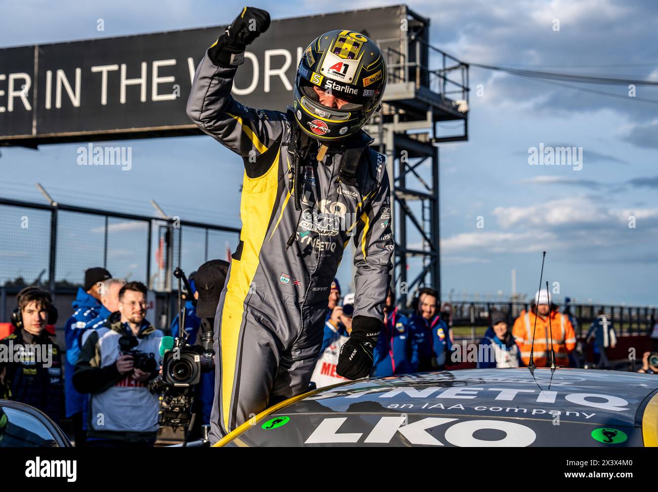 Aiden Moffat 16 LKQ Euro Car Parts mit SYNETIQ feierte am 28. April 2024 das Siegerrennen 3 Donington Park während der British Touring Car Championship im Donington Park, Derby, England. Foto von Chris Williams. Nur redaktionelle Verwendung, Lizenz für kommerzielle Nutzung erforderlich. Keine Verwendung bei Wetten, Spielen oder Publikationen eines einzelnen Clubs/einer Liga/eines Spielers. Quelle: UK Sports Pics Ltd/Alamy Live News Stockfoto