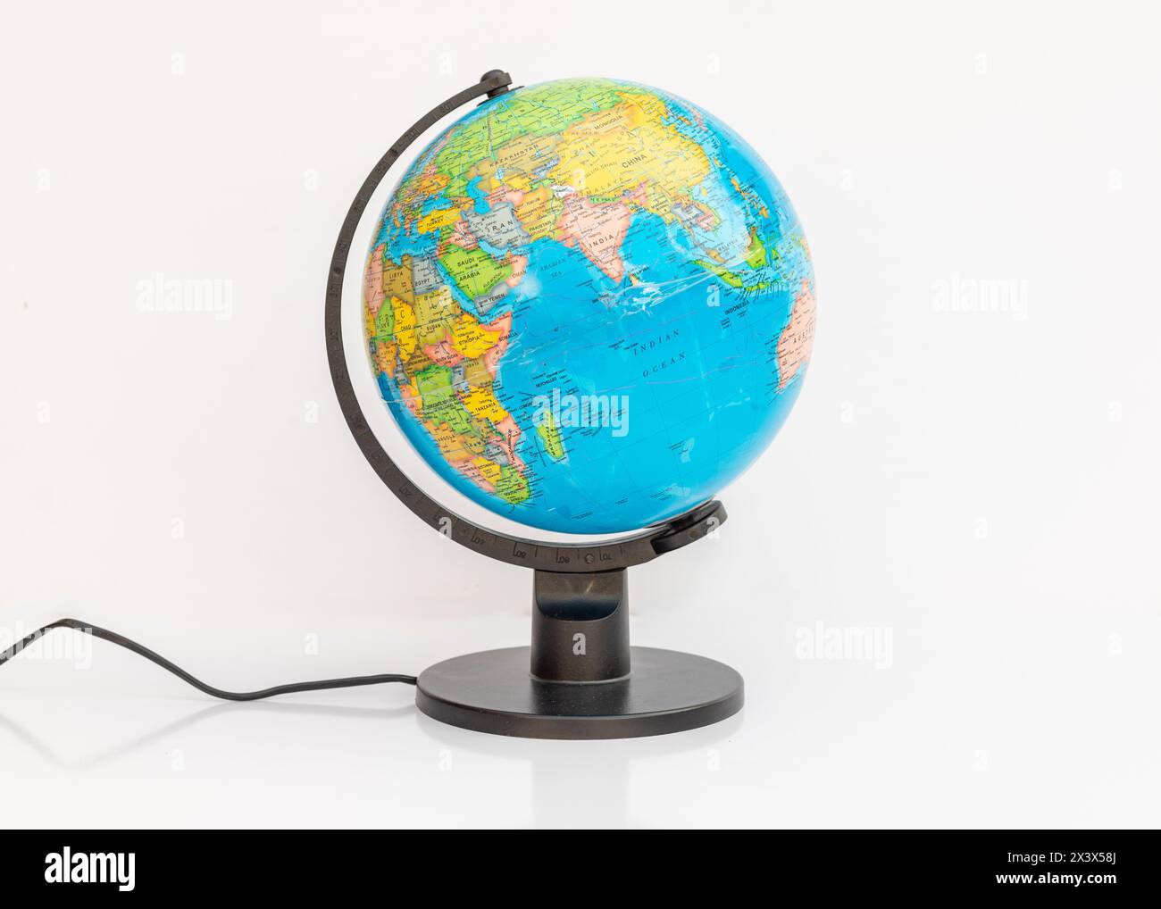 Bildungs-Globus-Karte für Länder und Kulturstudien auf weißem isoliertem Hintergrund Stockfoto