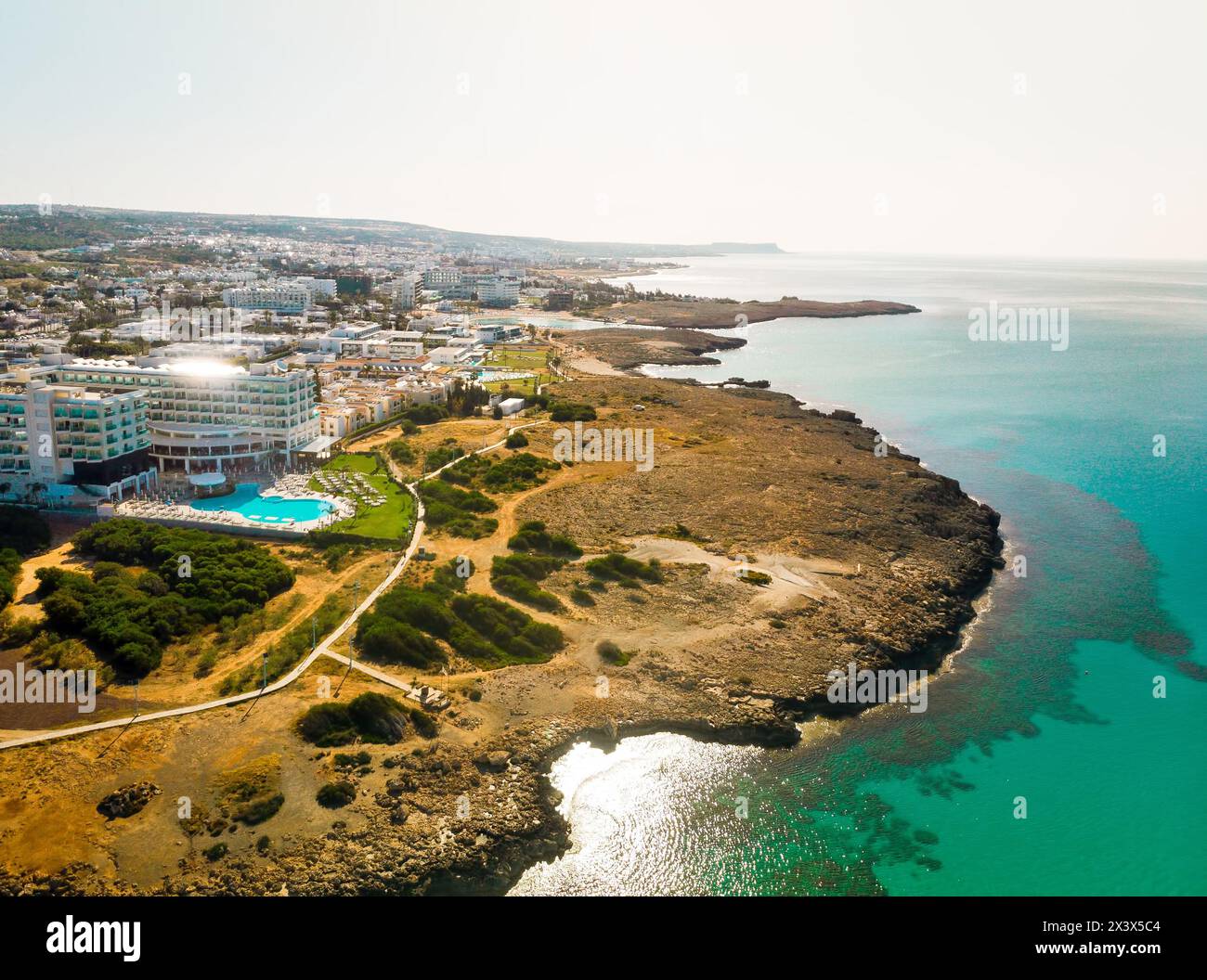 Ayia Napa, Zypern - 15. april 2023: Vogelperspektive fliegen über die griechische Seite der Insel Ayia Napa mit türkisfarbenen Stränden und Hotelresorts. Berühmt Stockfoto