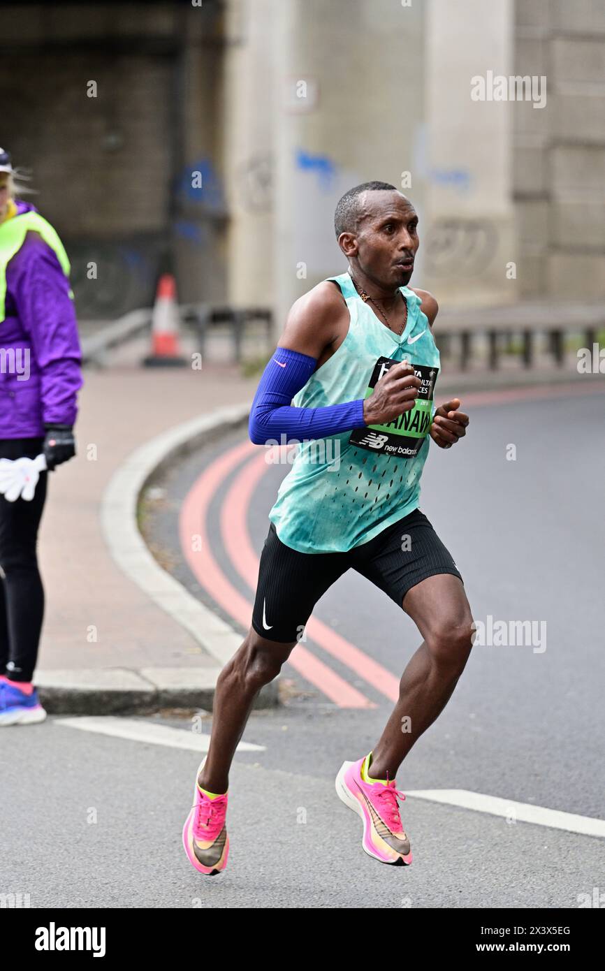 Kinde Atanaw, äthiopische Elite-Männer-Wettkämpfer, 2024 London Marathon, Poplar, East London, Großbritannien Stockfoto