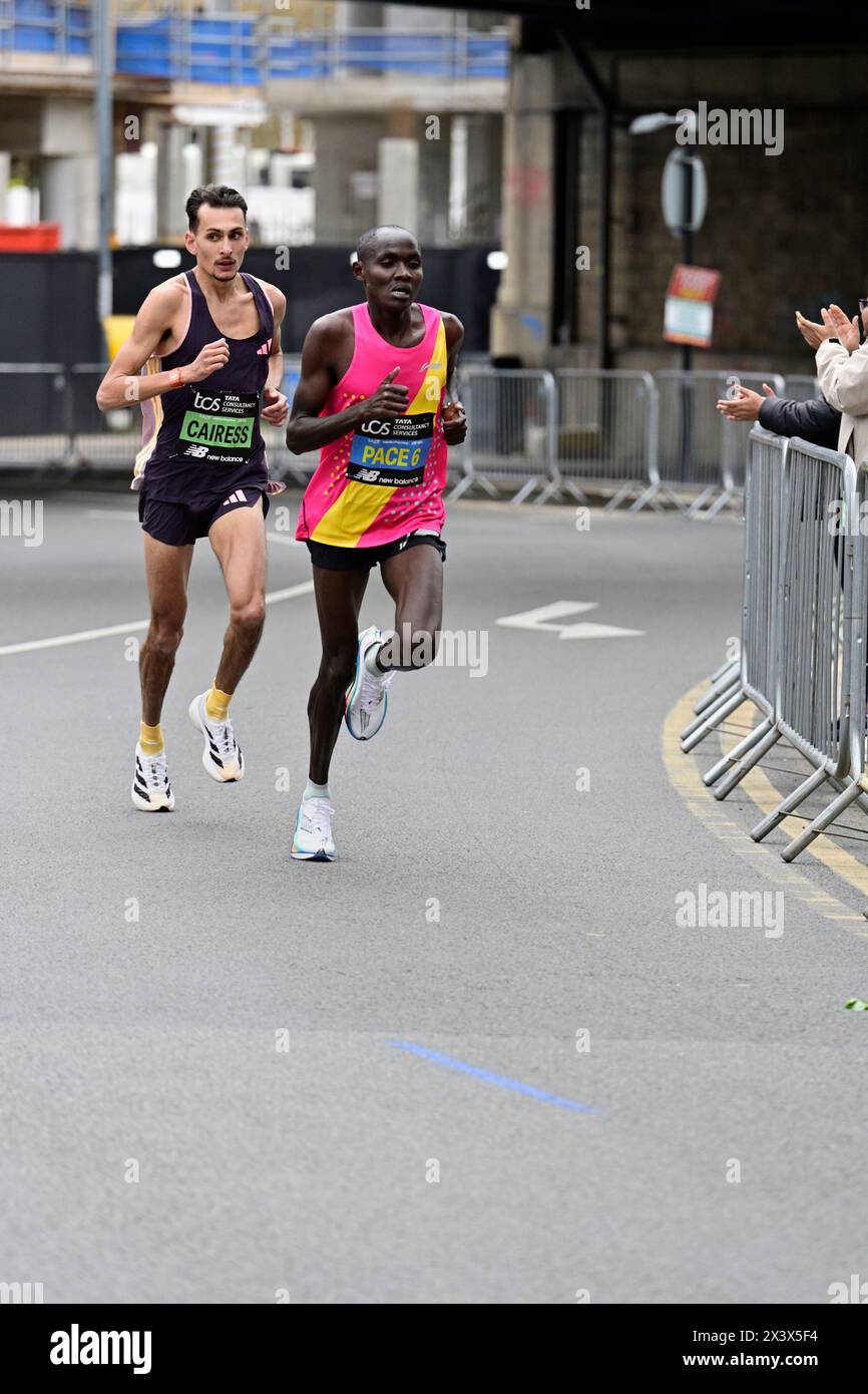 Emile Cairess und Pacemaker, GBR Elite Männer's Competitor, 2024 London Marathon, Poplar, East London, Großbritannien Stockfoto