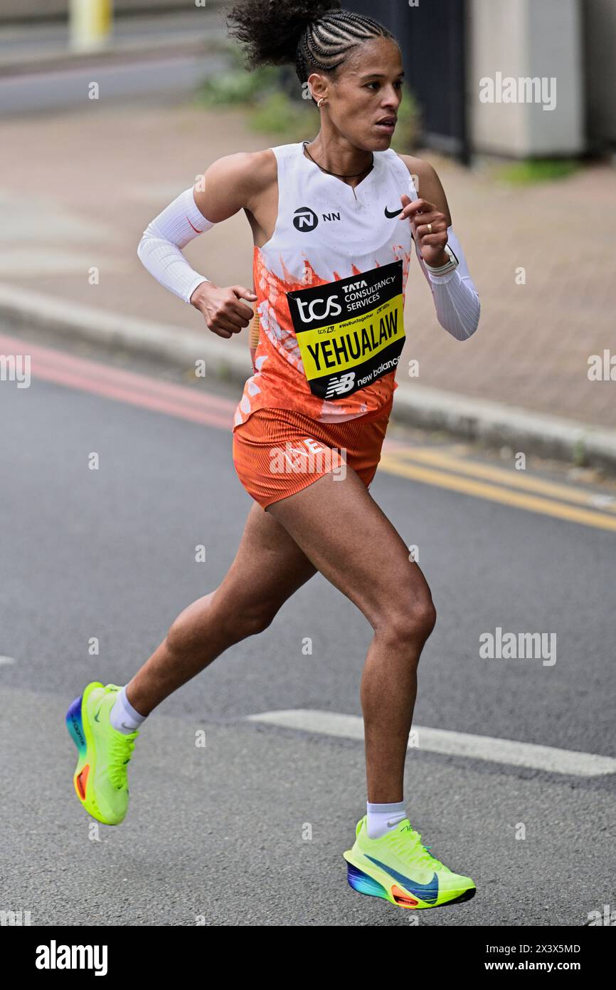 Yalemzerf Yehualaw, äthiopische Spitzenkonkurrentin für Frauen, London Marathon 2024, Poplar, East London, Vereinigtes Königreich Stockfoto