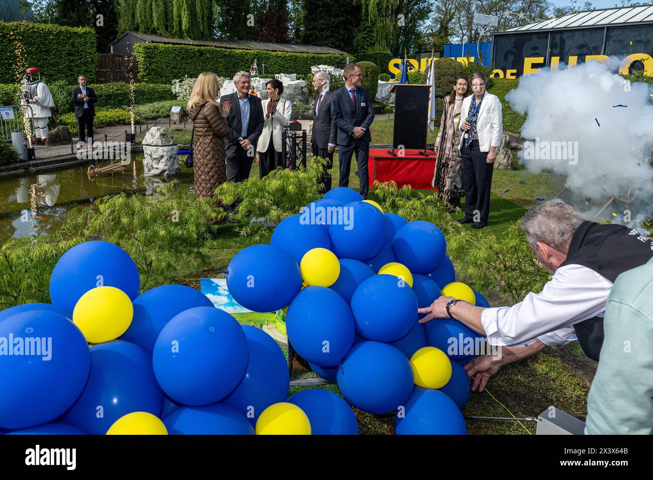 Brüssel, Belgien April 2024. Die ukrainische Beraterin Belgiens Natalia Anoshyna, der CEO von Mini-Europe, Thierry Meeus, Außenminister Hadja Lahbib, der ehemalige Präsident des Europäischen Rates Herman Van Rompuy, stellvertretender Leiter der Vertretung der Europäischen Kommission in Belgien, Tom de Smedt und die slowenische belgische Beraterin Barbara Susnik werden während der Einweihung mehrerer neuer Szenen „EU in Mini Europe“ im Freizeitpark Mini Europe am Montag, den 29. April 2024 in Brüssel, gezeigt. BELGA PHOTO JONAS ROOSENS Credit: Belga News Agency/Alamy Live News Stockfoto