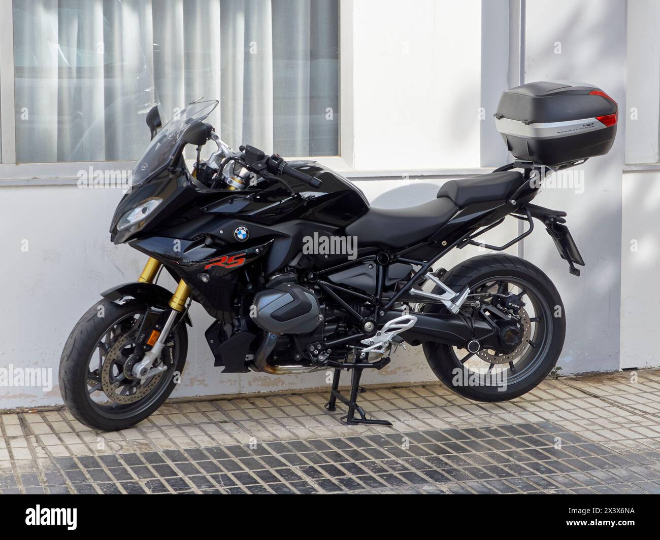 BMW R 1250 RS parkt auf dem Bürgersteig. Stockfoto