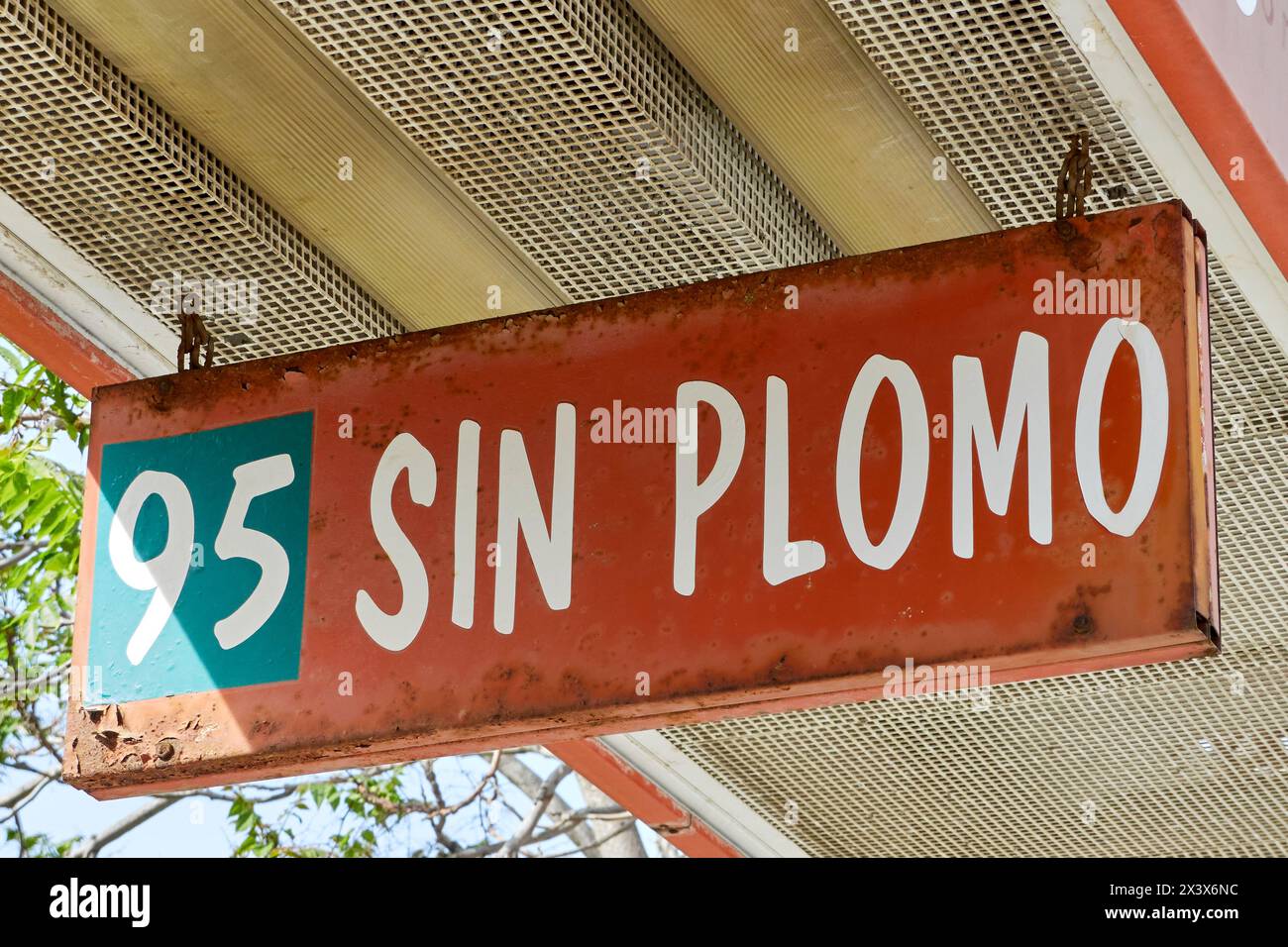 95 Schild mit rostfreiem Benzin an einer verlassenen Tankstelle in Torremolinos, Málaga, Spanien. Stockfoto