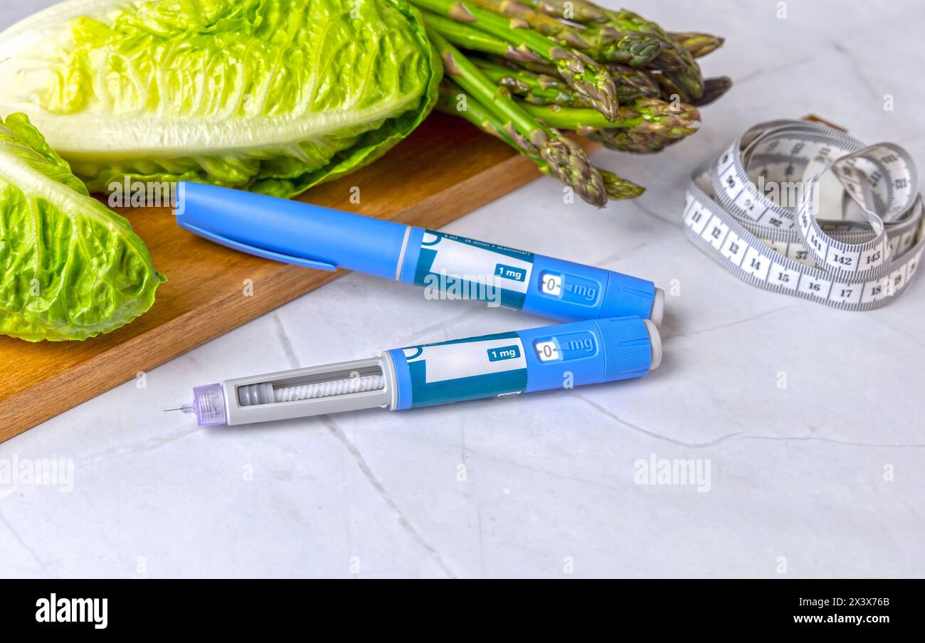 Original dänischer Ozempic Insulininjektionsstift für Diabetiker und Gemüse. Stockfoto