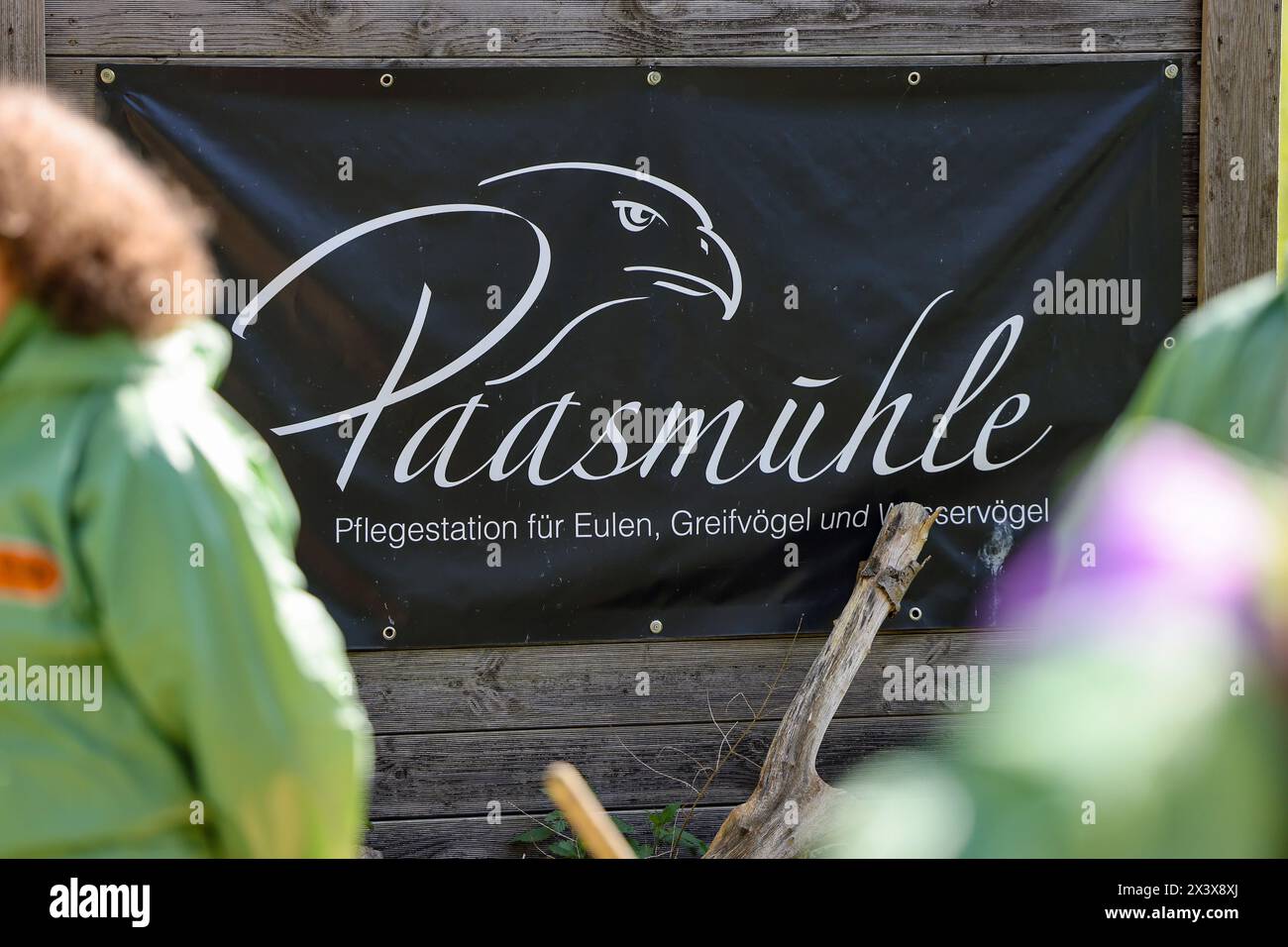 Hattingen, Deutschland. April 2024. In der Paasmühle findet eine Tierseuchenübung statt. In Zusammenarbeit mit anderen Bezirken probt der Landkreis Ennepe-Ruhr, was im Falle eines Ausbruchs der Vogelgrippe zu tun ist. Quelle: Christoph Reichwein/dpa/Alamy Live News Stockfoto