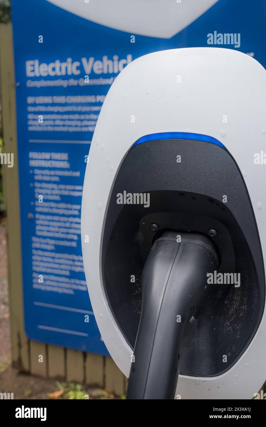 Eine Nahaufnahme eines Steckers an einer Batterieladestation für Elektrofahrzeuge (EV) auf einem Parkplatz in Queensland, Australien Stockfoto