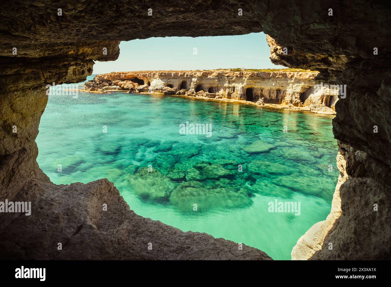 Aussichtspunkt zum Höhlenbogen in der Nähe von Kap Greko, Capo Greco, Ayia Napa und Protaras auf Zypern, Mittelmeer. Atemberaubende Meereslandschaft. Türkisfarbene Schrei Stockfoto
