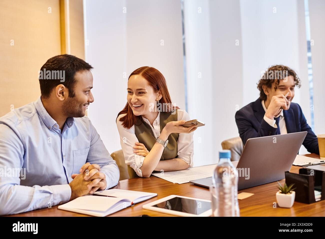 Verschiedene Gruppen von Geschäftsleuten, die sich intensiv um einen Holztisch unterhalten. Stockfoto