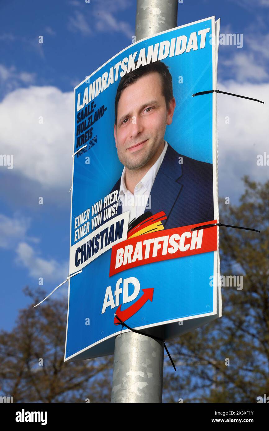 AFD-Wahlplakat - Landratswahl im Saale-Holzland-Kreis am 26. Mai 2024 - Deutschland, DE, DEU, Deutschland, Neustadt an der Orla, 27.04.2024 - LANDRATSKANDIDAT CHRISTIAN BRATFISCH - AfD - EINER VON hier - EINER VON uns - am 26. Mai. Mai 2024 gewählt der Saale-Holzland-Kreis einen neuen Landrat. Landrat Andreas Heller CDU darf nicht noch einmal antreten, um seine Nachfolge bewerben sich sechs Kandidaten. *** AfD-Wahlplakat Landrat Wahl im Landkreis Saale Holzland am 26. Mai 2024 Deutschland, DE, DEU, Deutschland Neustadt an der Orla, 27 04 2024 LANDRATSKANDIDAT CHRISTIAN BRATFISCH AfD Stockfoto
