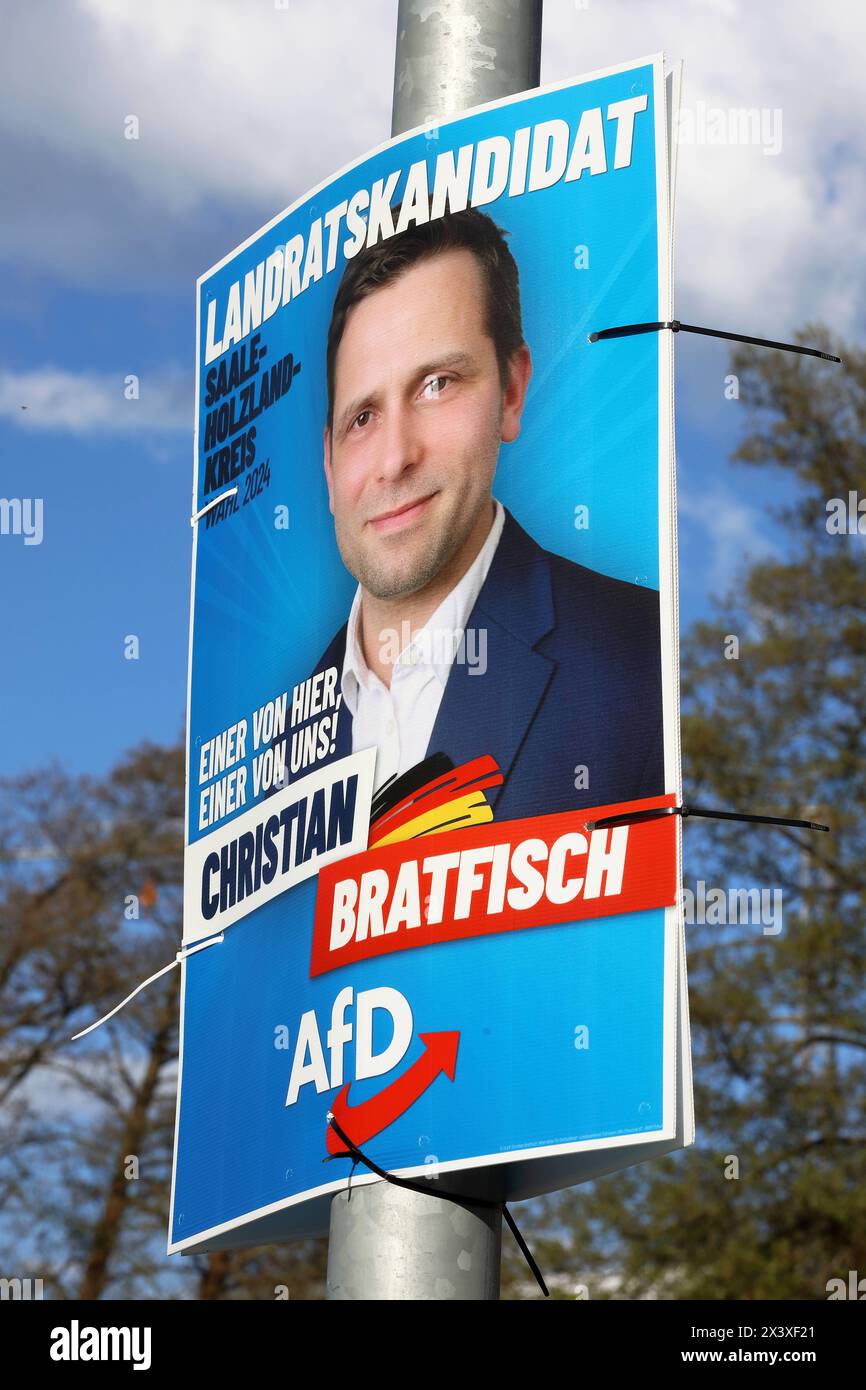 AFD-Wahlplakat - Landratswahl im Saale-Holzland-Kreis am 26. Mai 2024 - Deutschland, DE, DEU, Deutschland, Neustadt an der Orla, 27.04.2024 - LANDRATSKANDIDAT CHRISTIAN BRATFISCH - AfD - EINER VON hier - EINER VON uns - am 26. Mai. Mai 2024 gewählt der Saale-Holzland-Kreis einen neuen Landrat. Landrat Andreas Heller CDU darf nicht noch einmal antreten, um seine Nachfolge bewerben sich sechs Kandidaten. *** AfD-Wahlplakat Landrat Wahl im Landkreis Saale Holzland am 26. Mai 2024 Deutschland, DE, DEU, Deutschland Neustadt an der Orla, 27 04 2024 LANDRATSKANDIDAT CHRISTIAN BRATFISCH AfD Stockfoto