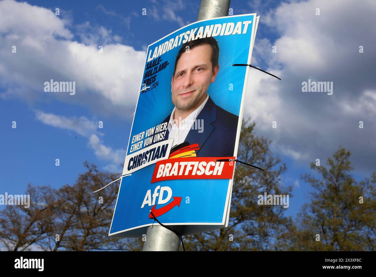 AFD-Wahlplakat - Landratswahl im Saale-Holzland-Kreis am 26. Mai 2024 - Deutschland, DE, DEU, Deutschland, Neustadt an der Orla, 27.04.2024 - LANDRATSKANDIDAT CHRISTIAN BRATFISCH - AfD - EINER VON hier - EINER VON uns - am 26. Mai. Mai 2024 gewählt der Saale-Holzland-Kreis einen neuen Landrat. Landrat Andreas Heller CDU darf nicht noch einmal antreten, um seine Nachfolge bewerben sich sechs Kandidaten. *** AfD-Wahlplakat Landrat Wahl im Landkreis Saale Holzland am 26. Mai 2024 Deutschland, DE, DEU, Deutschland Neustadt an der Orla, 27 04 2024 LANDRATSKANDIDAT CHRISTIAN BRATFISCH AfD Stockfoto