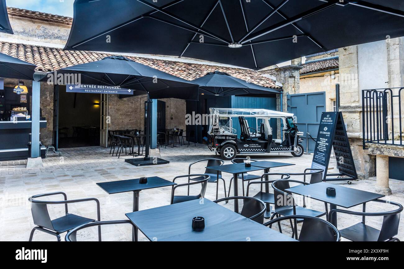 Frankreich, Gironde, Saint Emilion (UNESCO-Weltkulturerbe), Umstrukturierung im ehemaligen Kloster der Cordeliers (Restaurant) Stockfoto