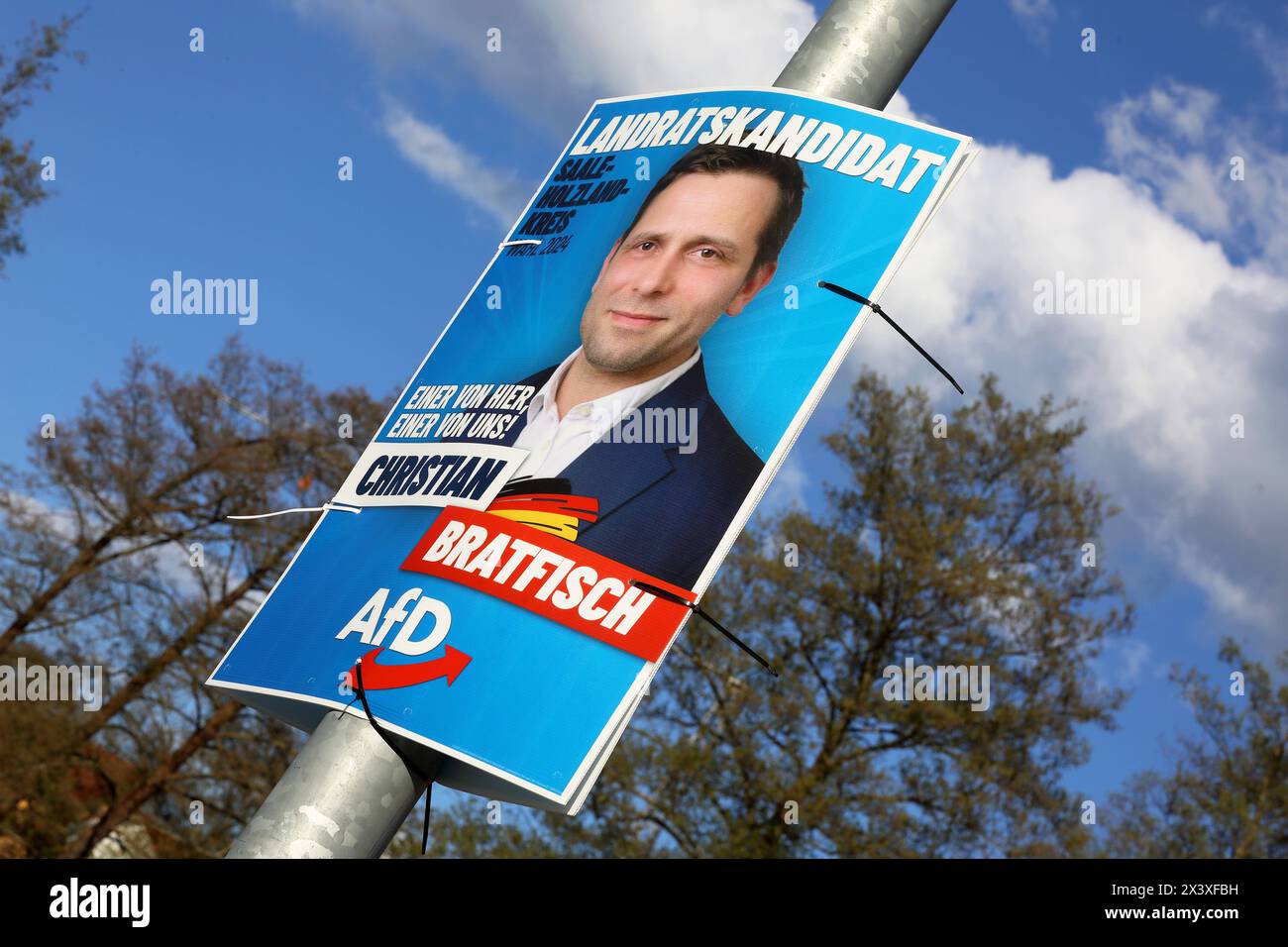 AFD-Wahlplakat - Landratswahl im Saale-Holzland-Kreis am 26. Mai 2024 - Deutschland, DE, DEU, Deutschland, Neustadt an der Orla, 27.04.2024 - LANDRATSKANDIDAT CHRISTIAN BRATFISCH - AfD - EINER VON hier - EINER VON uns - am 26. Mai. Mai 2024 gewählt der Saale-Holzland-Kreis einen neuen Landrat. Landrat Andreas Heller CDU darf nicht noch einmal antreten, um seine Nachfolge bewerben sich sechs Kandidaten. *** AfD-Wahlplakat Landrat Wahl im Landkreis Saale Holzland am 26. Mai 2024 Deutschland, DE, DEU, Deutschland Neustadt an der Orla, 27 04 2024 LANDRATSKANDIDAT CHRISTIAN BRATFISCH AfD Stockfoto