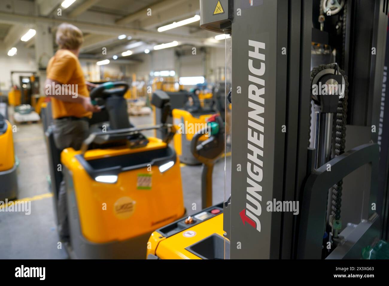 24. April 2024, Schleswig-Holstein, Norderstedt: Flurförderzeuge im Werk Jungheinrich AG. Jungheinrich ist ein Hersteller von Gabelstaplern und Palettenhubwagen. Foto: Marcus Brandt/dpa Stockfoto