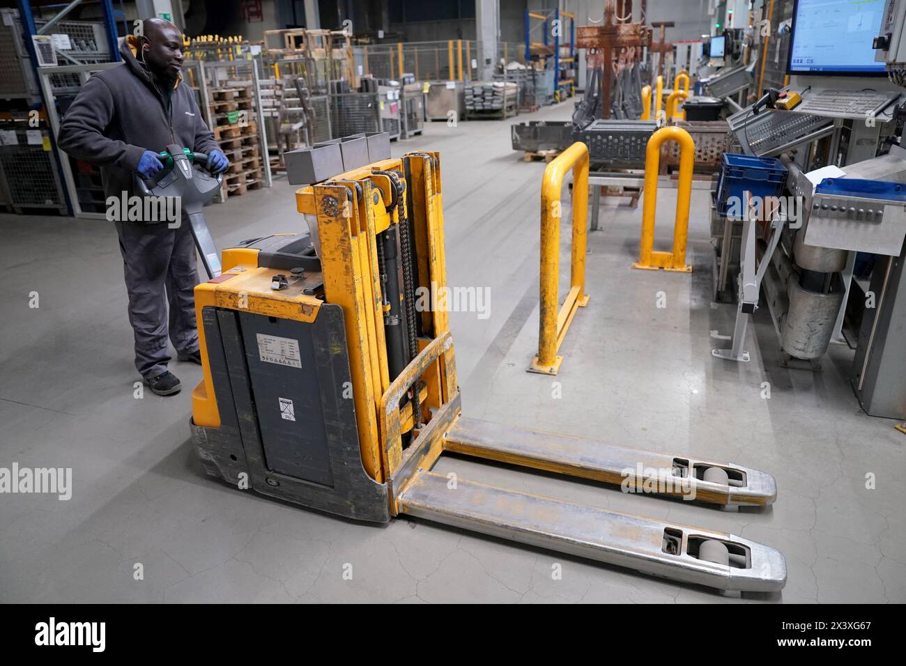 24. April 2024, Schleswig-Holstein, Norderstedt: Ein Mitarbeiter arbeitet in der Pulverbeschichtungsabteilung des Werks Jungheinrich AG. Jungheinrich ist ein Hersteller von Gabelstaplern und Palettenhubwagen. Foto: Marcus Brandt/dpa Stockfoto