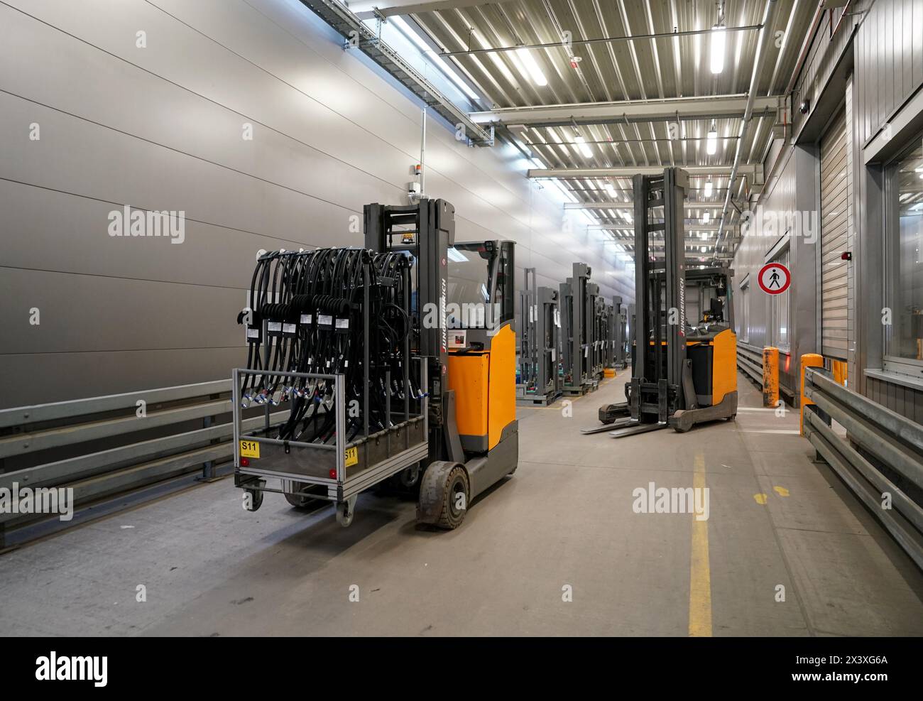 24. April 2024, Schleswig-Holstein, Norderstedt: Gabelstapler fahren durch die Werkshalle der Jungheinrich AG. Jungheinrich ist ein Hersteller von Gabelstaplern und Palettenhubwagen. Foto: Marcus Brandt/dpa Stockfoto