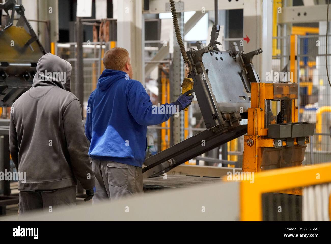 24. April 2024, Schleswig-Holstein, Norderstedt: Mitarbeiter bereiten die Masten für die Pulverbeschichtung im Werk Jungheinrich AG vor. Jungheinrich ist ein Hersteller von Gabelstaplern und Palettenhubwagen. Foto: Marcus Brandt/dpa Stockfoto