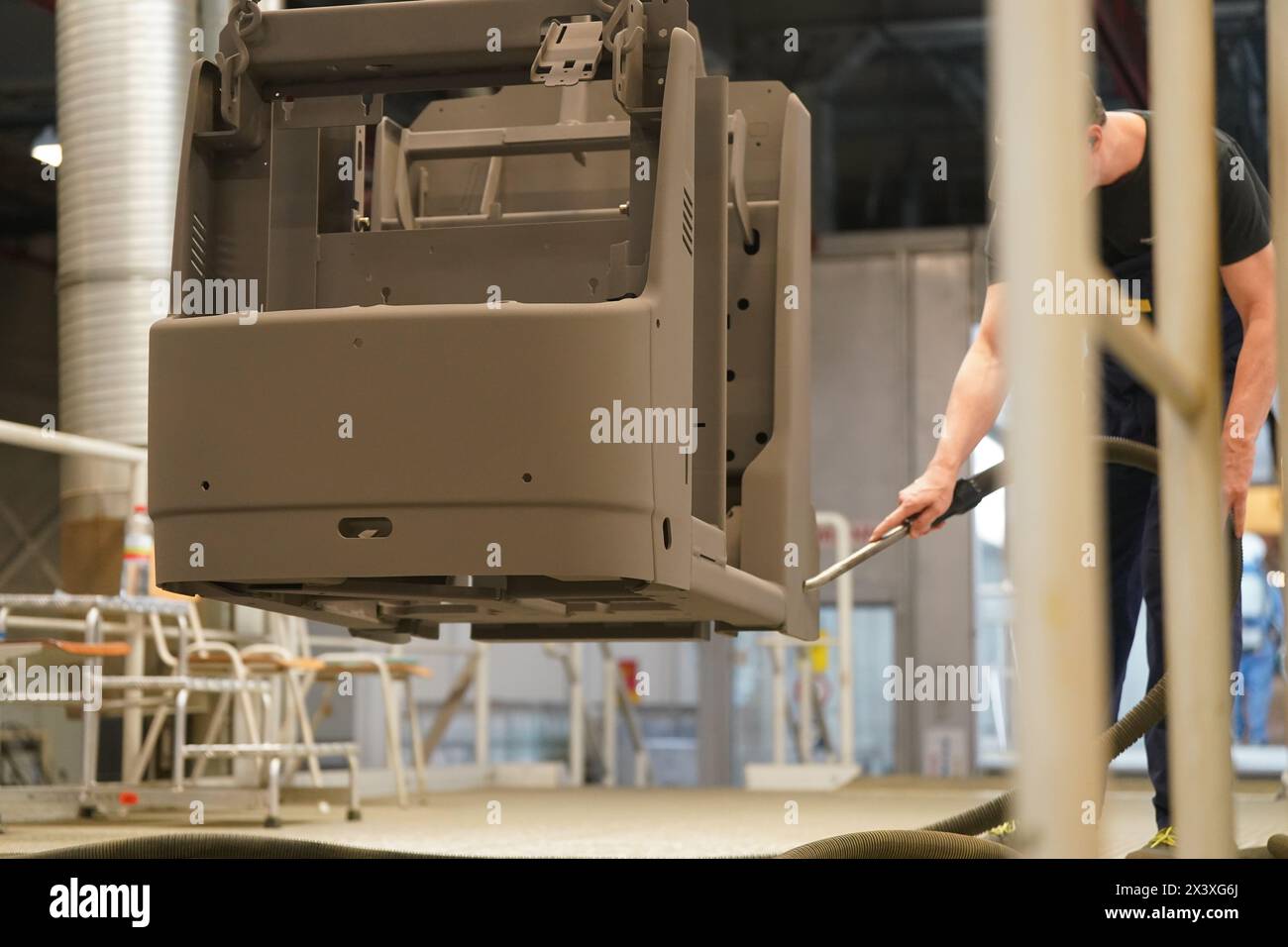 24. April 2024, Schleswig-Holstein, Norderstedt: Ein Mitarbeiter arbeitet in der Pulverbeschichtungsabteilung des Werks Jungheinrich AG. Jungheinrich ist ein Hersteller von Gabelstaplern und Palettenhubwagen. Foto: Marcus Brandt/dpa Stockfoto