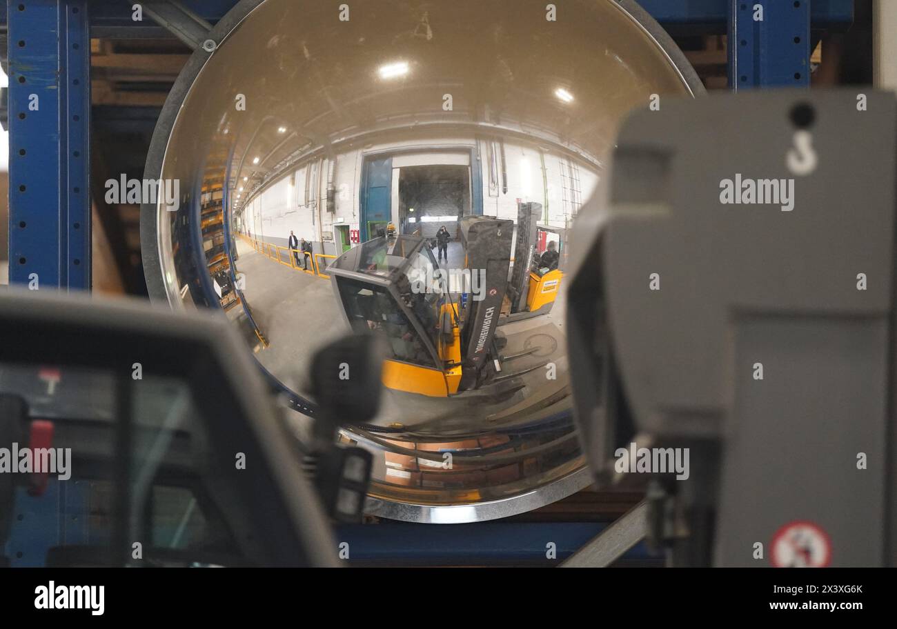 24. April 2024, Schleswig-Holstein, Norderstedt: Gabelstapler fahren durch die Werkshalle der Jungheinrich AG. Jungheinrich ist ein Hersteller von Gabelstaplern und Palettenhubwagen. Foto: Marcus Brandt/dpa Stockfoto