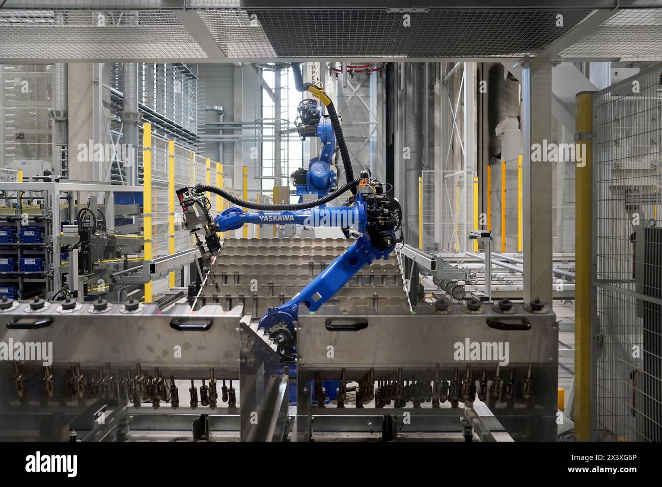 24. April 2024, Schleswig-Holstein, Norderstedt: Roboter sind in der Zylinderproduktion von Flurförderzeugen im Werk Jungheinrich AG zu sehen. Jungheinrich ist ein Hersteller von Gabelstaplern und Palettenhubwagen. Foto: Marcus Brandt/dpa Stockfoto