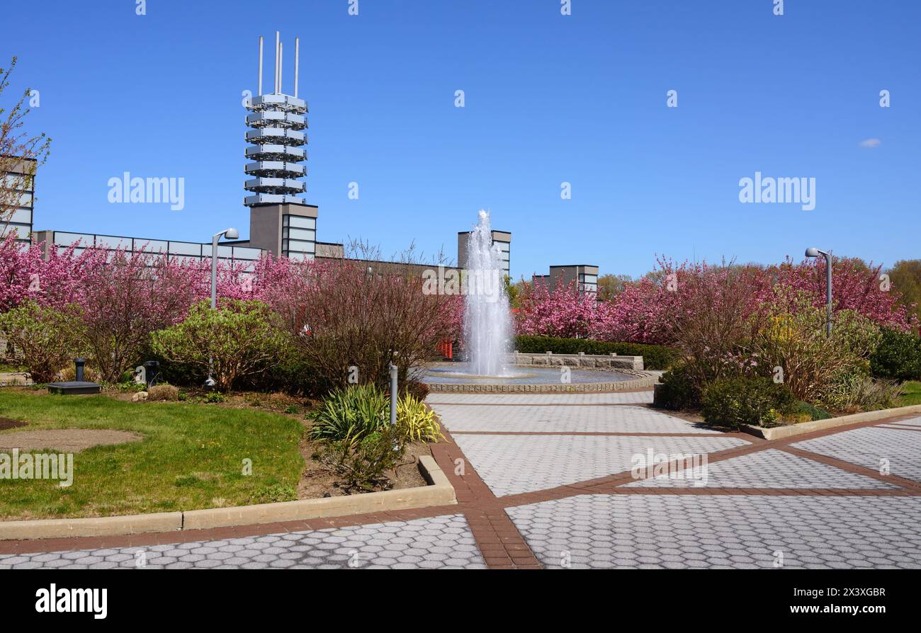 Springbrunnen im blühenden Garten an der Stony Brook University in Stony Brook, New York, im Suffolk County, auf Long Island Stockfoto